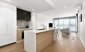 Elegant Coastal Living Near Shops And Surf Beach